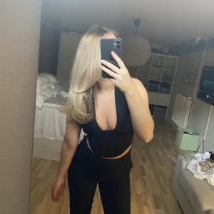 Topp - Svart festtopp från Gina Tricot🖤🖤