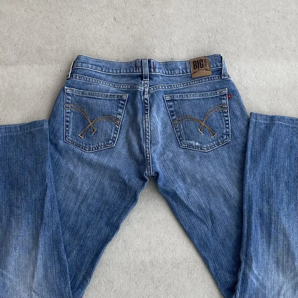 jeans från Big Star, lågmidjade och lite utsvängda. har tyvärr inga bilder på eftersom dom för är för små på mig. lite stretchiga Mått:  midja: 34cm innerbenslängd: 73cm rakt över låret: 24cm . Jeans & Byxor.