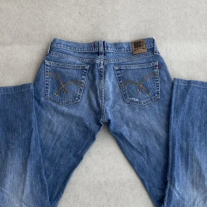 Utsvängda ljusa jeans - jeans från Big Star, lågmidjade och lite utsvängda. har tyvärr inga bilder på eftersom dom för är för små på mig. lite stretchiga Mått:  midja: 34cm innerbenslängd: 73cm rakt över låret: 24cm 
