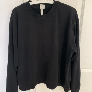 Sweatshirt  - Svart sweatshirt från h&m i storlek XL, baggy sweatshirt. Hör av er om ni har frågor!