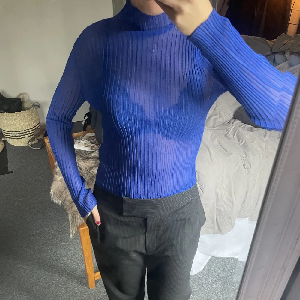 Superfin mesh topp ifrån zara perfekt till fest eller andra tillfällen då man ska vara extra fin! Endast testad men tyvärr ingen prislapp kvar:( för fler bilder skriv <3. Toppar.