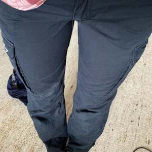 Svarta cargobyxor - Storlek 36. Dom är i bra skick och ingenting på dom är sönder. Dom är ganska korta i benen.