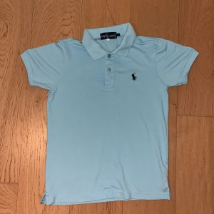 Ralph lauren piké  - Ljusblå Ralph Lauren piké som är oanvänd. Står medium men skulle rekomendera smal. Är helt oanvänd. 