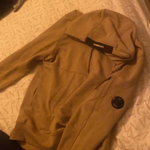CP Company Hoodie - Säljer min CP Company hoodie för jag använder inte den. 9/10 i skick, använd Max 5 gånger