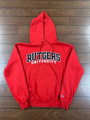 Champion Rutgers Hoodie - Snygg Vintage champion Hoodie med snygg brodyr i storlek S! Bara att skriva om du undrar över något🙏