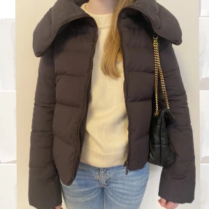 Uniqlo jacka - Säljer denna jacka från Uniqlo i strl XS! Den är använd ett fåtal gånger, inga slitningar! Den har en krage som går att dra upp hela vägen med dragkedja, ord. Pris ca 1400kr