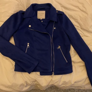 Blå jacka - Jättefin blå ”skinnjacka” inspirerad jacka. Materialet påminner om mocka, och är väldigt mjukt och skönt!! Perfekt nu till våren! Den är köpt secondhand men är i mycket bra skick 👌. Den sitter perfekt i storlek för mig som vanligtvis har xs/s. 💕💗