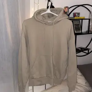 Beige Hoodie från Weekday, storlek xs men oversized så som en S/M. Sparsamt använd💓