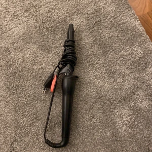 Locktång - Locktång då jag inte gillar att locka håret längre men den är super praktiskt och skitbra!! Nypris 299kr
