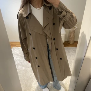 Trenchcoat  - Så snygg trenchcoat från Zara som ej kommer till användning 🤍
