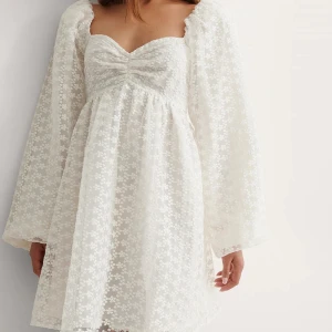 Vit klänning NAKD  - Oanvänd. Frakt tillkommer!