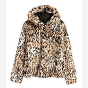 Leopard jacka - Säljer denna jackan med luva utan dragkedja. Nypris: 400kr, säljer: 200kr Kontakta vid frågor eller intresse💜