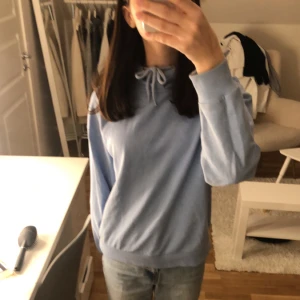 Blå hoodie  - En blå hoodie men en luva och snören till. Har inte använt den jätte mycket 