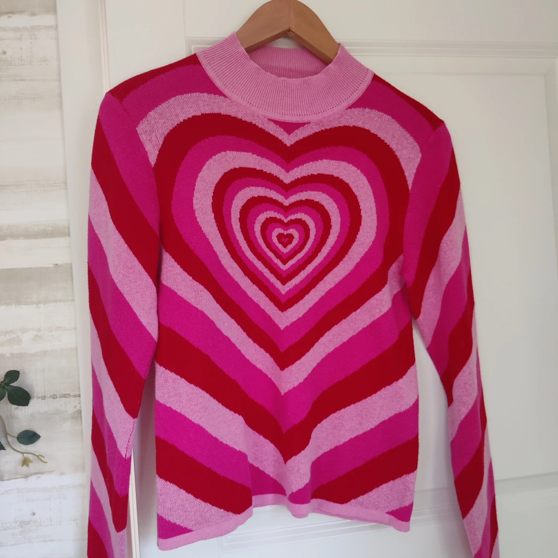 Rosa hjärtmönstrad stickad tröja