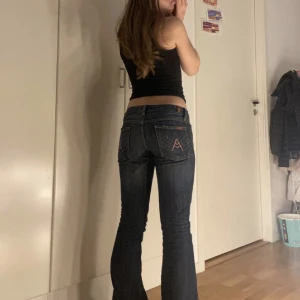 LÅGMIDJADE JEANS - Säljer nu mina super fina ”7 for all mankid” jeans lågmidjade bootcut i fint skick Midja:36cm Inerbenslängden:78cm