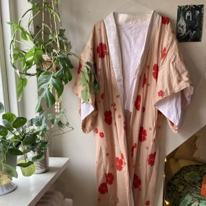 Kimono - En gammal kimono jag köpte i Amsterdam, har tyvärr inte plats för den </3 har lite defekter därav priset, men jättefin!