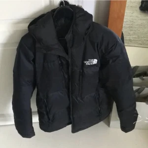 North face jacka  - Har använts en vinter. Fint skick! Är en storlek L men passar mig som är M :) 💕
