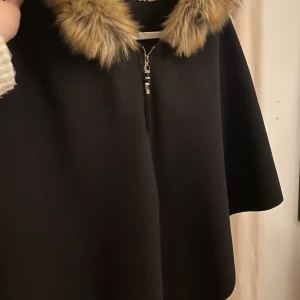Poncho  - Jättefin poncho/kappa från okänt märke.  Använd någon gång så den är som ny.  Passar alla storlekar  Pris kan diskuteras 