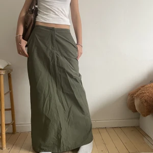 Kjol - Jättefin kjol köpt på humana! Använt en gång. Säljer för att jag inte rikigt fått användning för den. Slitt där bak med dragkedja. Passar mig som annars har ca 34/36 men står 40. 