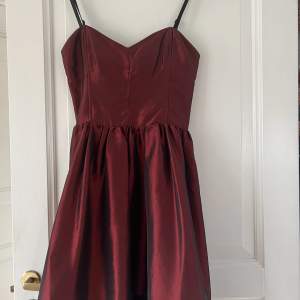 Klänning i vinrött som aldrig har använts. Har en bit tyg i vinröd sammet längst ner på klänningen. Från Gina tricot i stlk 34 🌹❤️