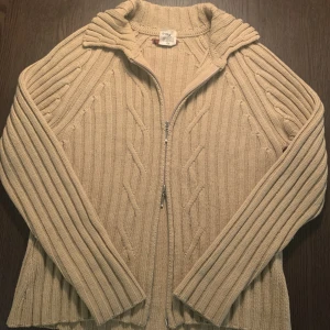 Stickad kofta - Kabelstickad kofta med dragkedja. Mycket bra skick