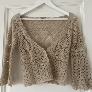 Stickad cardigan  - Beige cardigan från Lindex som knappt är använd. Stlk S/M ❣️