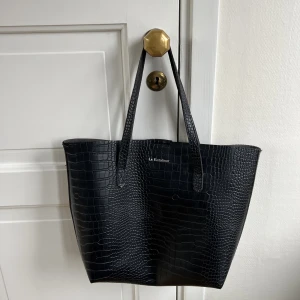 Rymlig väska - En fin stor rymlig väska. Den är praktisk och i gott skick.