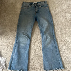 Blå jeans  - Ett par jätte fina blåa jeans från zara, dom är lite utsvängda vid vaderna och midvaisted  Säljer pga att dom är för korta för mig. + frakt