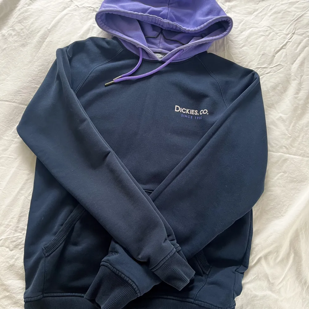 Jätte fin marinblå dickies hoodie med lila luva som knappt är använd då den är för liten för mig. Priset går att diskuteras🥰. Hoodies.