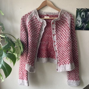 Gullig kofta som jag stickat! - Jättegullig mönstrad kofta som jag stickat! Den blev tyvärr för liten på mig :((( tog väldigt lång tid och av dyra material därav priset <3 