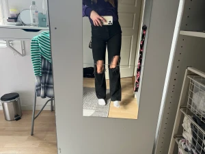 Slitna jeans - Ett par slitna jeans från nakd! Super sköna och snygga. Knappt använda. Passar mig som vanligtvis är s 170cm