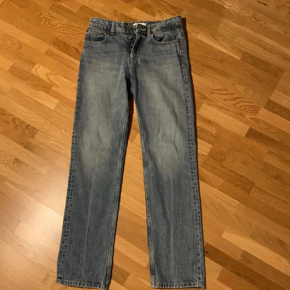 Zarah populära straight jeans i mid raise. Har aldrig använd säljer för att de är för små för mig😁. Jeans & Byxor.