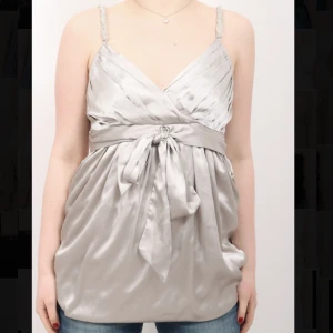 ⚡️festtopp⚡️ - Denna jättesöta sidentoppen med silverdetaljer vid banden❤️‍🔥 Topp:140 Frakt:43
