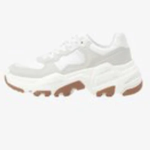 Säljer sneakers från bershka - Perfekta till våren! Använd 2-3 gånger! 🥰priset kan diksuteras, köpt för 500