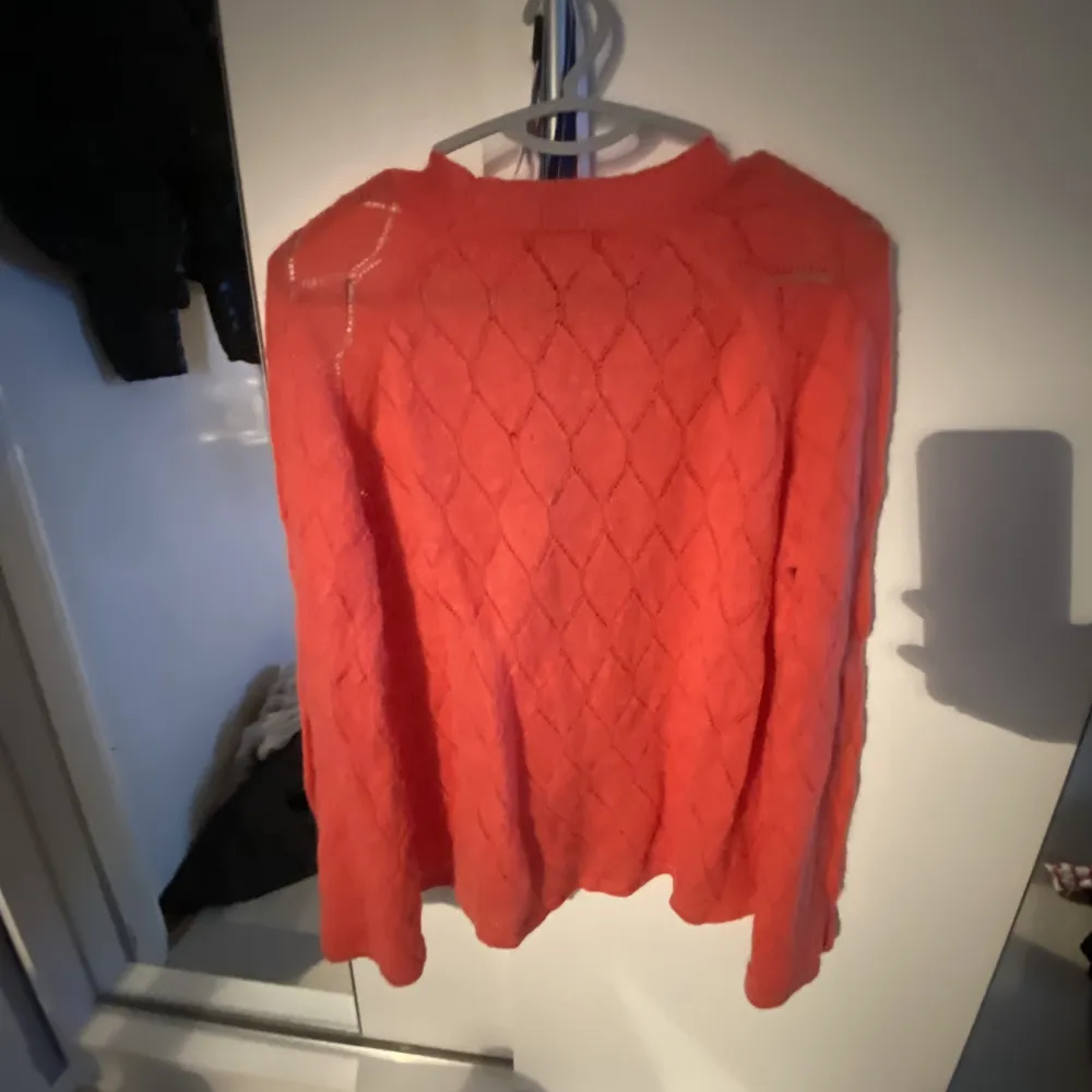 En orange rosa stickad tröja. Använd ett fåtal gånger så den är i fint skick. Det står ingen storlek men skulle säga att den är S. Kan mötas upp i Stockholm och frakta (köparen står för frakten). Stickat.