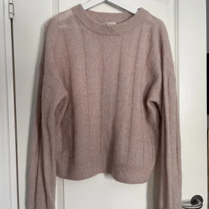 Mohair tröja  - Stickad tröja i mohair från h&m, knappt använd och i fint skick💓