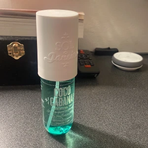 Sol de Janeiro  - Detta är en av de populära sol de Janeiro parfymerna, org. Pris 300kr säljer för 150kr pris kan diskuteras. Den luktar väldigt gott och så som man kan se på bilden så är den helt orörd och oanvänd. 