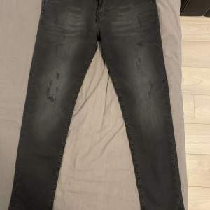 Desquard 2 jeans aldrig använda lappar finns kvar på jeansen inga skador 