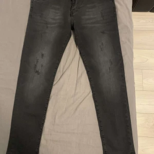 Dsquard 2 jeans  - Desquard 2 jeans aldrig använda lappar finns kvar på jeansen inga skador 