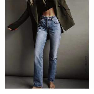 säljer dessa Zara Mid jeansen i stl 40, passar även 38! Inget fel på de, säljer då de inte kommer till användning. Har även likadan modell fast den svart/gråa färgen! Säljer de gärna tillsammans men går bra separat också!