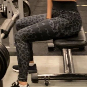 Leopard tights - Säljer mina leopard tights i storlek S! Scrunch i rumpan och en ficka för telefon på sidan som knappt syns