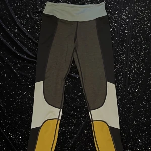 comfy yoga tights  - bekväma yoga tights, väldigt fina färger och knappt använda, sitter väldigt bra