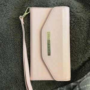 Mobilskal  - Detta är ett mobilskal som är använd några gånger men fortfarande i toppen skick den tillhör iPhone 8 och har avtagbar telefonskal med magnet.