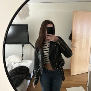 Skinnjacka  - Säljer nu min skinnjacka från bikbok endast använd under våren 2022 så den är i bra skick. Köpt för 600kr Obs köparen står för frakten💕