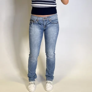 Snygga lågmidjade jeans! - Snygga lågmidjade jeans i en fin blå tvätt med blixtlås vid bakfickorna!🫶🏼