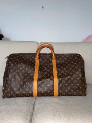Vintage LV keepall 50 - Säljer min vintage lv keepall  År 1997 i fin skick.  Använde så sällen  Dasbag följer med köpet  Mer bilder tillfråga  Priset kan diskuteras 