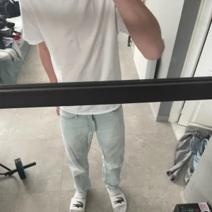 Ljusblåa jeans - Säljer mina ljusblåa jeans. Andvända ganska många gånger men i bra skick. Dem har börjat bli för små i midjan för mig och jag använder dem inte så mycket längre. Skriv för mer bilder och hör av dig om du är intresserad eller har frågor