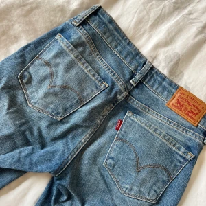 Levis jeans, straight  - Ett par jeans från Levis, storlek 24 32, men skulle säga att dom är mer 23 då dom är väldigt små i storleken. Raka. 
