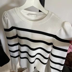 Randigtröja⭐️ - Jättefin långärmad tröja från Only!! I jätteskönt stretchigt material⭐️ sitter tight och smickrande! Stl S men passar xs och M! Använd 1 gång så så gott som ny!!