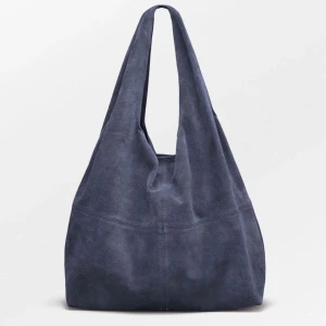 Becksöndergaard väska - Super fin väska ifrån BeckSöndergaard. Väldigt rymlig och praktisk men ändå så fin. Tyvärr har jag inte fått användning av den mer än 1 gång så den är i toppen skick!👌🫶💗 